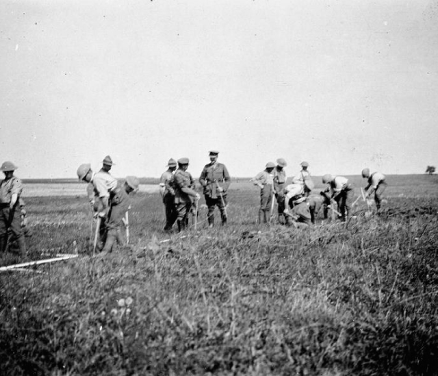 British Soldiers Digging 1918. Copyright Imperial War Museum