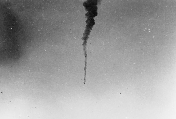German observation balloon falling to earth in flames. Westem Front. Note observation officer descending by parachute. © IWM (Q 54468)